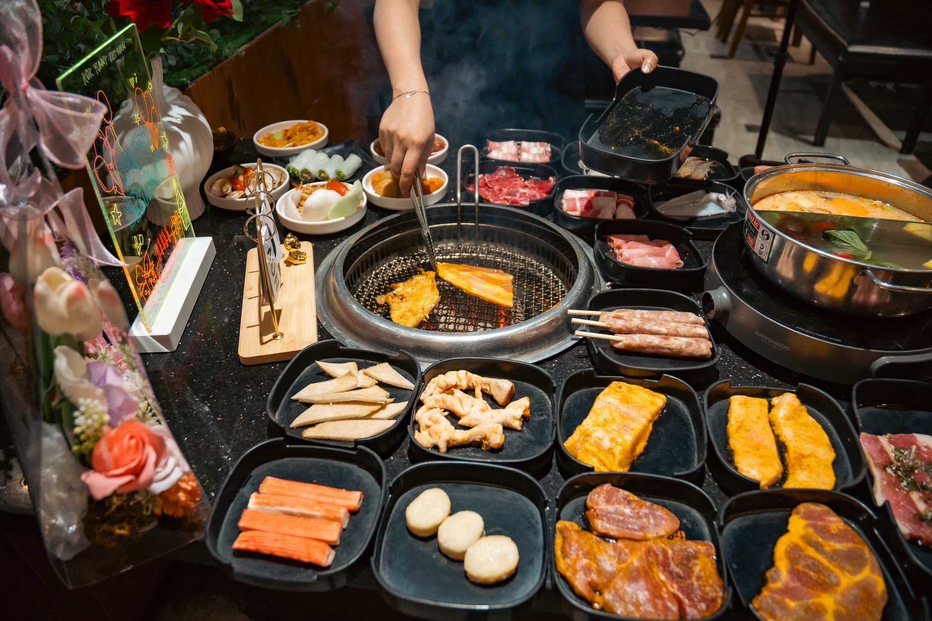 접시에 담긴 생고기